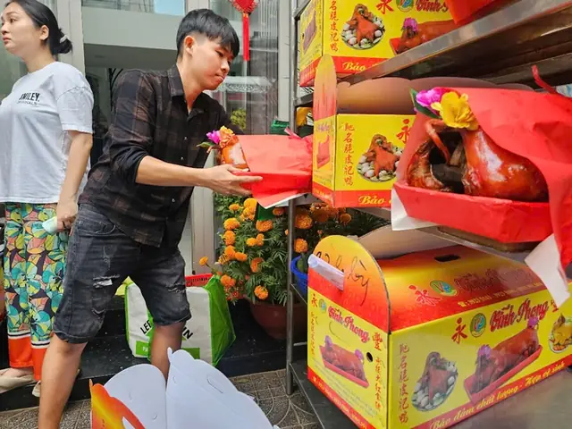Bánh Thần Tài, Heo Quay Cúng Khai Trương "cháy Hàng" Trong Ngày Mùng 6- Ảnh 2.