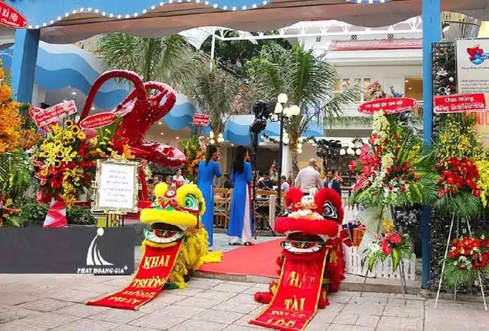 Những Tuổi Nào Cần Mượn Tuổi Khai Trương Nhà Hàng Năm 2026?