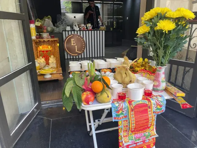 Cúng Khai Trương Nên Dùng Gà Trống Hay Gà Mái? Ý Nghĩa Và Cách Chọn Chuẩn Nhất