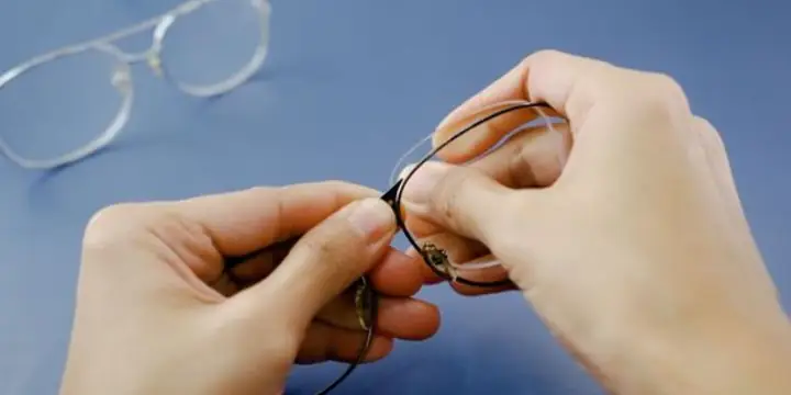 Cách Tháo Tròng Kính Cận Ra Khỏi Gọng Không Gây Trầy Tròng