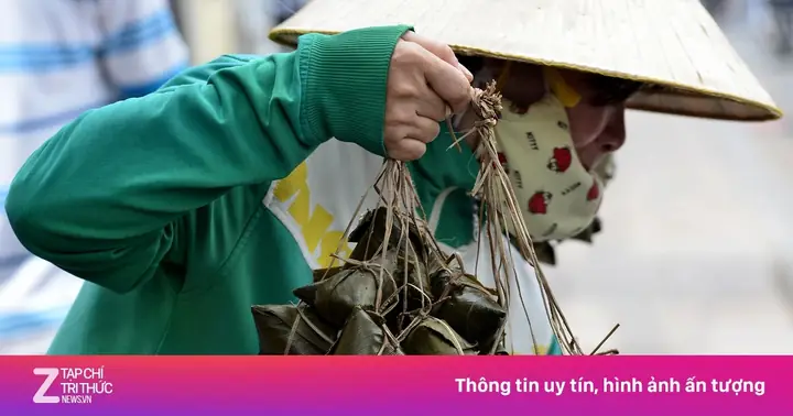 Tết Đoan Ngọ: Người Sài Gòn Mua Thức Ăn Diệt Sâu Bọ | Znews.vn