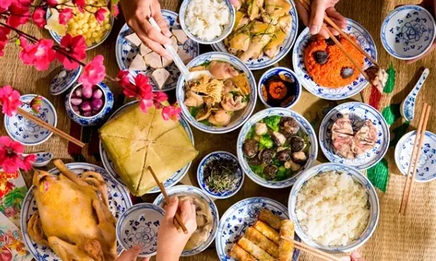 Cả Tết Ăn Đồ Thừa Vì Ngày Nào Cũng Cúng Bái