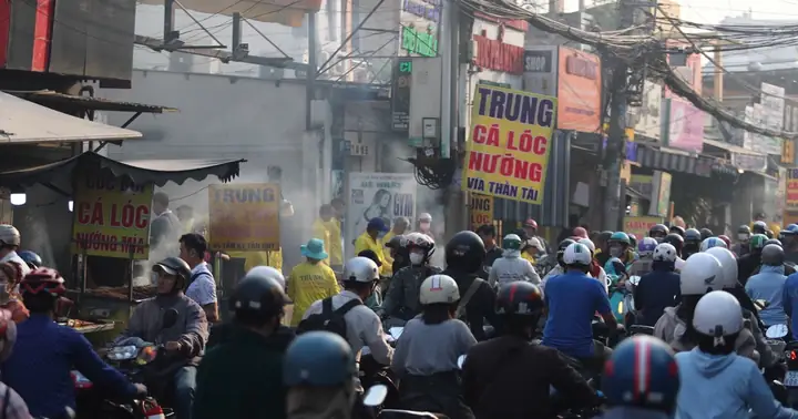 Đông Nghịt Người Chen Chúc Mua Cá Lóc Nướng Cúng Thần Tài | Báo ...