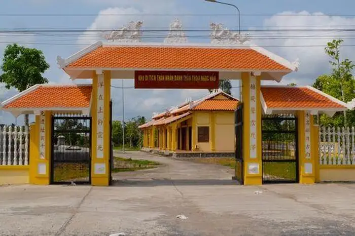 Khu Mộ Cổ Giữa Dòng Cổ Chiên - Báo Long An