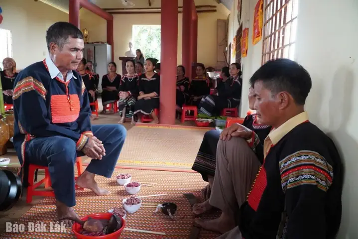 Thầy Cúng Thực Hiện Nghi Lễ Cúng Nhà Mới Cho Chủ Nhà.