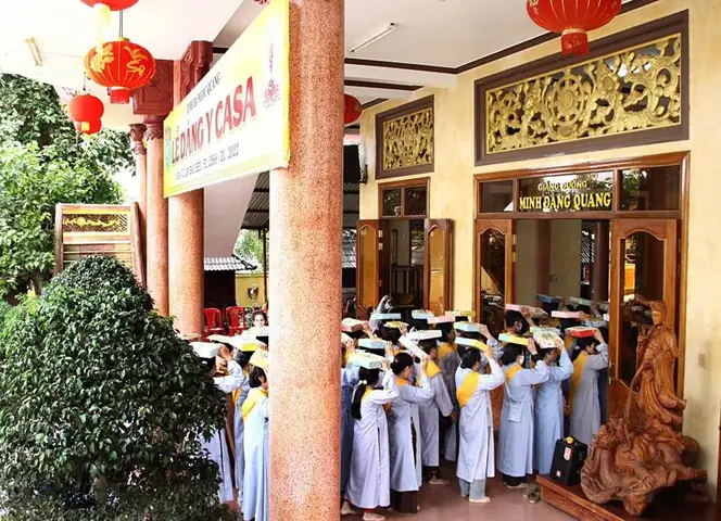 Phật Tử Tịnh Xá Ngọc Quang (tỉnh Đắk Lắk) Dâng Y Ca-sa Cúng ...