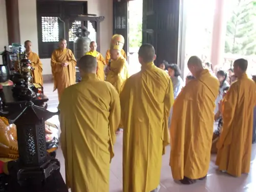 Cúng Ngọ Là Gì? Nguồn Gốc, Ý Nghĩa Và Nghi Thức Thực Hành Đầy Đủ