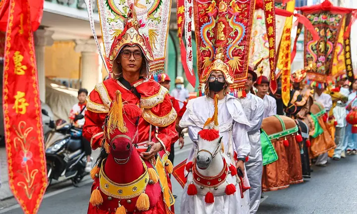 Gần 1.000 Người Hoa Hóa Trang Diễu Hành Mừng Tết Nguyên Tiêu ...