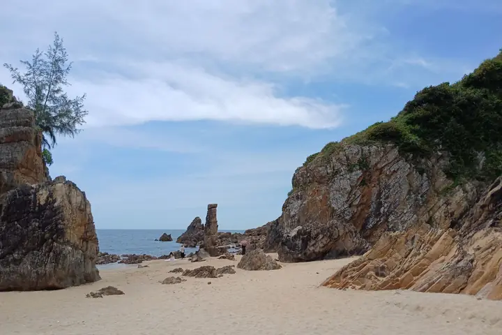 Bãi Đá Nhảy: Tắm Biển, Khám Phá Mê Cung Đá Và Rừng Dương