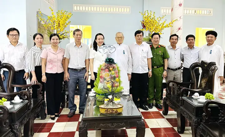 Lãnh Đạo Phường Long Hoa Thăm, Tặng Quà Hội Thánh Cao Đài Tòa ...