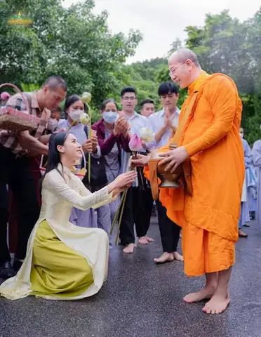 “cúng Dường” Ở Chùa Ba Vàng Gây Bão Mạng Và Sự Khuynh Loát Của Nhà Nước Trong Phật Giáo Vn