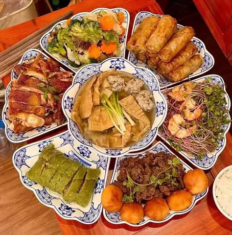 Ngày Ông Công, Ông Táo 23 Tháng Chạp (âm Lịch) Năm Nay Là Thứ Sáu Ngày 2/2/2024 (dương Lịch). Theo Phong Tục Tập Quán, Các Gia Đình Có Thể Chuẩn Bị Những Mâm Cỗ Cúng Để Tiễn Ông Công, Ông Táo Về Trời Trước 12h Trưa. Tuy Nhiên, Cũng Có Nhiều Gia Đình Chọn Cúng Trước Ngày Chính.