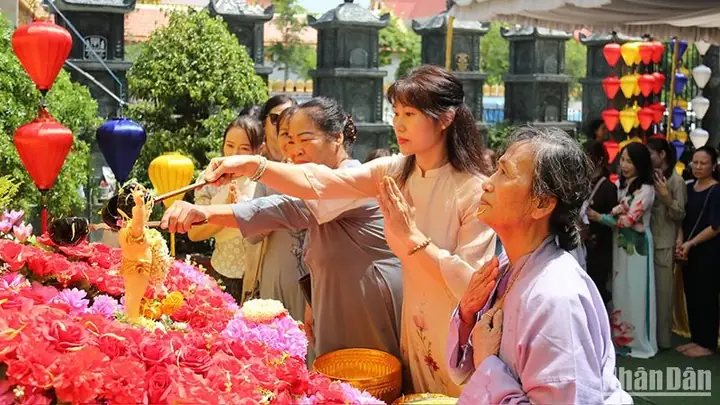 Cộng Đồng Người Việt Nam Tại Lào Tổ Chức Lễ Phật Đản 2568 | Báo ...