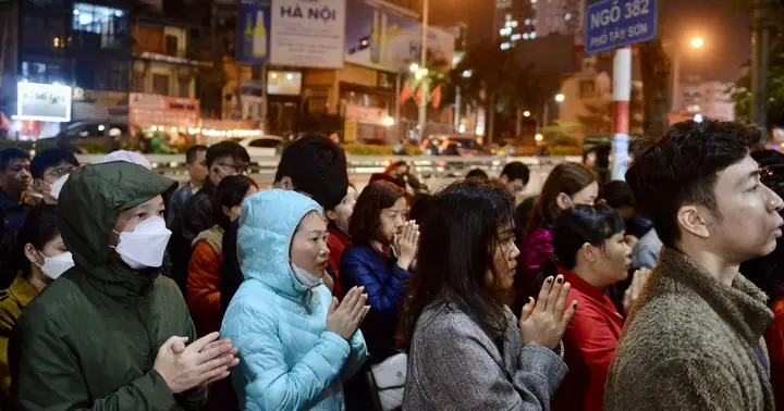 Người Dân Đứng Tràn Ra Đường Vái Vọng Cầu An, Giải Sao Xấu Ở Chùa ...