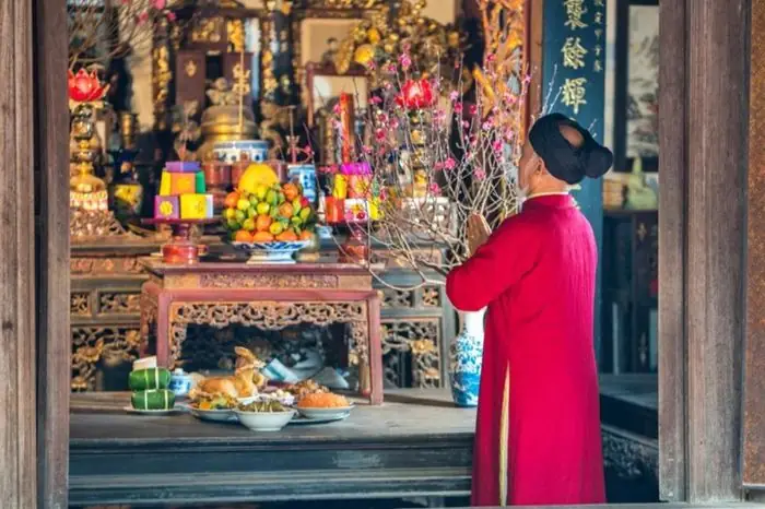 Ý Nghĩa Đặc Biệt Của Tục Cúng Gà Trống Ngậm Hoa Hồng Trong Đêm Giao Thừa