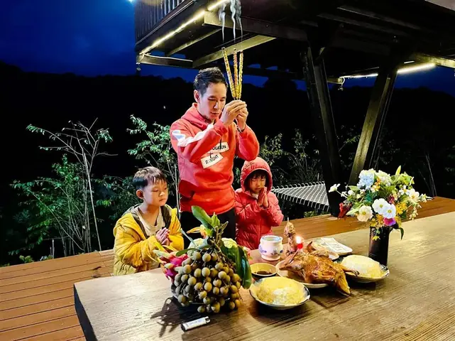 Sao Việt Thành Tâm Trong Lễ Giỗ Tổ Nghề Sân Khấu Tại Nhà