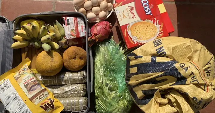 Mang Cả Tủ Đồ Ăn Từ Quê Trở Lại Thành Phố Sau Tết