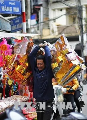 Lễ Vật Cúng Ông Công Ông Táo Ngày 23 Tháng Chạp Cần Có 3 Bộ Áo Mũ Táo Quân. Ảnh: Ttxvn