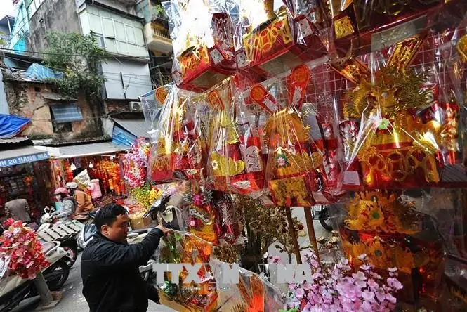 Mua Đồ Chuẩn Bị Cho Lễ Tiễn Các Táo Quân Về Trời. Ảnh: Quốc Khánh/ttxvn
