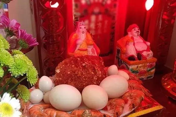 Cúng Thần Tài: Nên Cúng Chay Hay Mặn? Cẩm Nang Chuẩn Xác Cho Gia Chủ