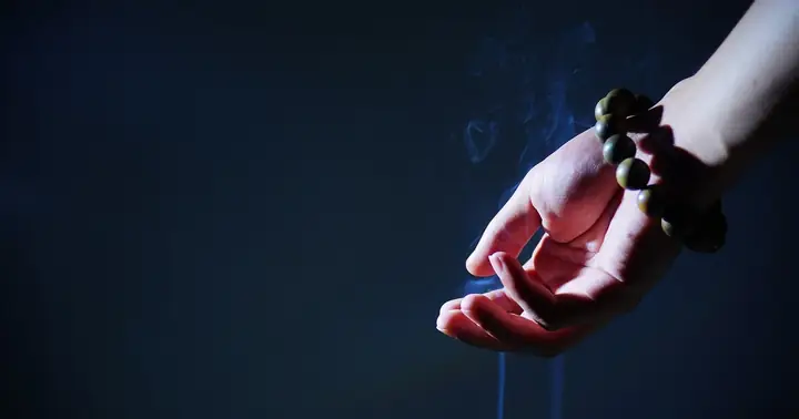 Tụng Kinh Vào Lúc Chạng Vạng Có Bị Vong Theo? | Giác Ngộ Online