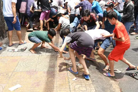 Cúng, Cướp “tiền Cô Hồn” Là Hiện Tượng Đáng Chê Trách!