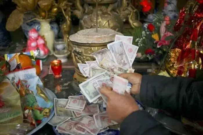 Có Nên Đặt Tiền Thật Lên Bàn Thờ? Giải Mã Ý Nghĩa Tâm Linh Từ Chuyên ...