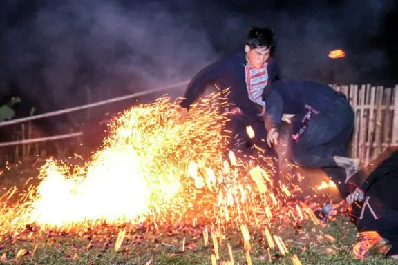 Độc Đáo Nghi Lễ Nhảy Lửa Của Người Dao Đỏ - Cổng Thông Tin Điện ...