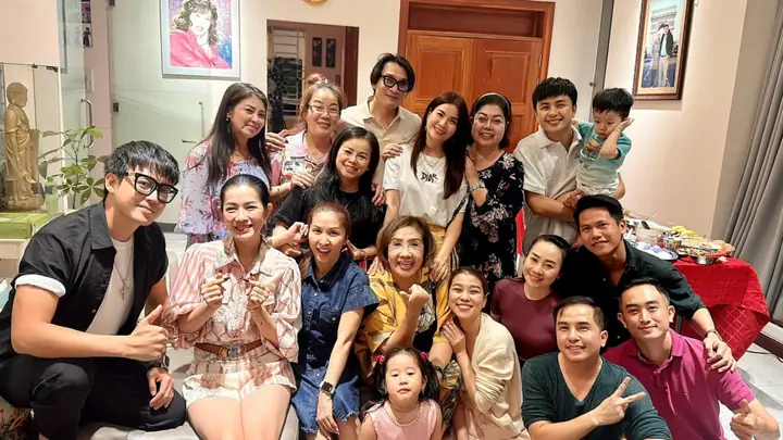 Dàn Diễn Viên Đến Thăm, Cúng Tổ Tại Nhà Nsnd Lệ Thủy - Ngôi Sao