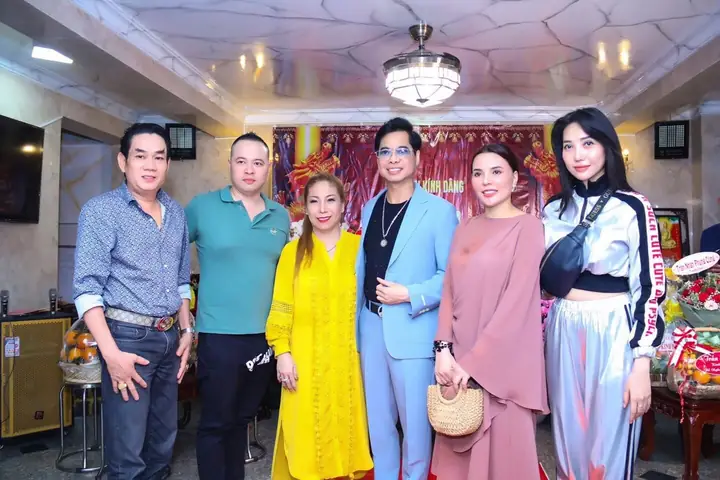 Ca Sĩ Ngọc Sơn Lần Đầu Cúng Tổ Nghề Tại Nhà Riêng