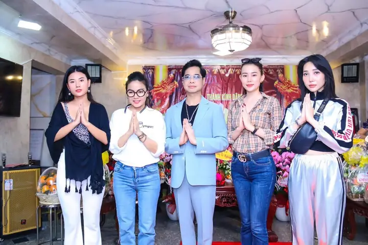 Ca Sĩ Ngọc Sơn Lần Đầu Cúng Tổ Nghề Tại Nhà Riêng