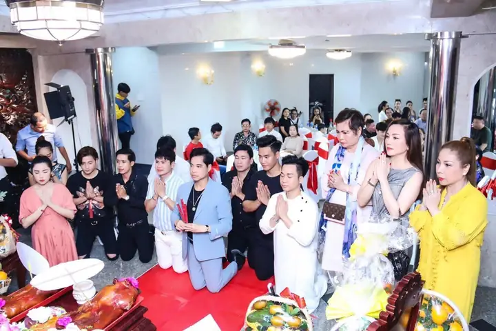 Ca Sĩ Ngọc Sơn Lần Đầu Cúng Tổ Nghề Tại Nhà Riêng