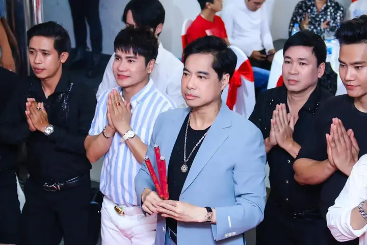 Ca Sĩ Ngọc Sơn Lần Đầu Cúng Tổ Nghề Tại Nhà Riêng