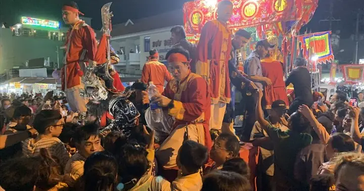 Hàng Ngàn Người Dự Lễ Rước Nghinh Ông, Cúng Tống Tà Ma Độc Đáo ...