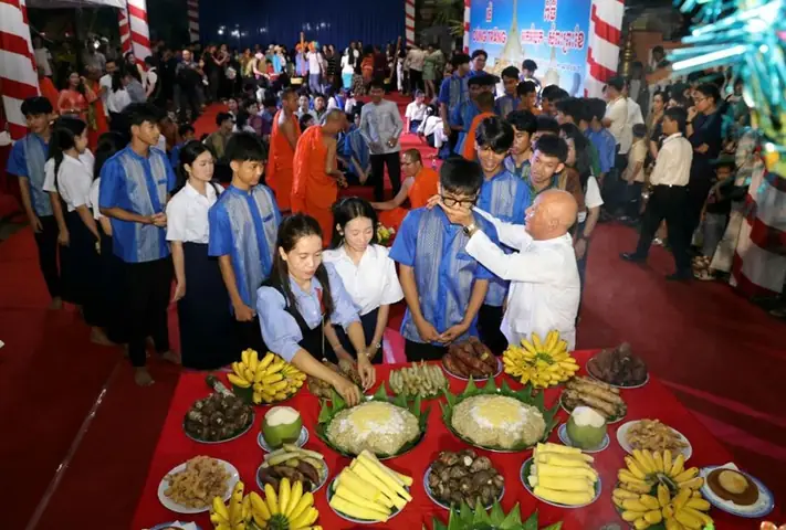 Người Miền Tây Cúng Trăng, Đút Cốm Dẹp Trong Lễ Ok Om Bok