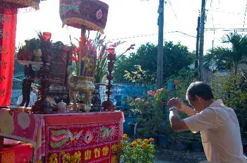 Con Cháu Khắp Nơi Tụ Về Khấn Vái Tổ Tiên, Thể Hiện Tình Cảm Thiêng Liêng Về Nơi Chôn Nhau Cắt Rốn.