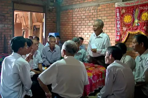 Các Vị Trưởng Lão Họp Bàn Các Vấn Đề Hệ Trọng Của Dòng Họ.