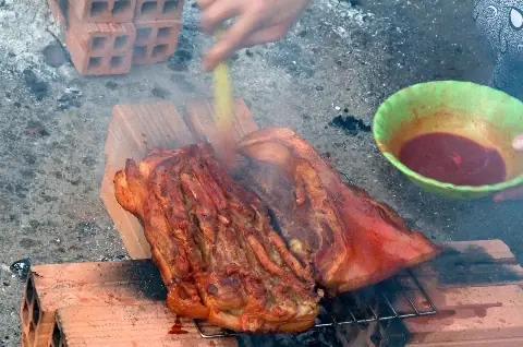 Một Vài Món Ăn Được Thực Hiện Theo Kiểu Dân Dã Nhằm Tái Hiện Lại Cuộc Sống Nhọc Nhằn, Cơ Cực Của Tổ Tiên Thời Xưa Đi Khẩn Hoang. Một Số Đồ Cúng Còn Được Để Sống.