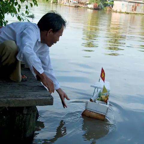 Thuyền Với Một Ít Lễ Vật Tượng Trưng Được Thả Xuống Sông. Nghi Thức Này Để Tiễn Đưa Tổ Tiên Trở Về Thăm Quê Hương Ở Miền Trung (vì Tổ Tiên Trước Đây Dùng Thuyền Vượt Biển Từ Miền Trung Vào Khai Hoang, Lập Nghiệp Ở Miền Nam).