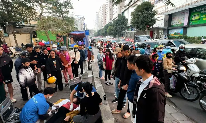 Xe Cấp Cứu Chôn Chân Trên Cung Đường Tắc Nghẽn - Báo Vnexpress ...