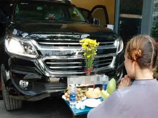 Cúng Xe Nên Cúng Hoa Gì? Cẩm Nang Lễ Vật Đầy Đủ Và Ý Nghĩa