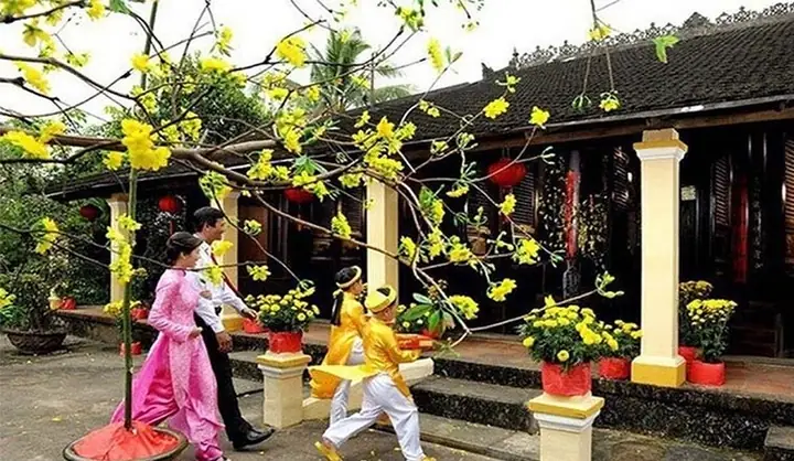 Việc Xuất Hành Vào Ngày Đầu Năm Được Xem Như Một Phong Tục Của ...