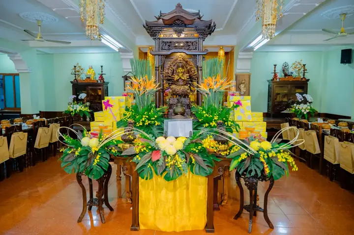 Vai Trò Và Quy Trình Thực Hiện Của Người Dẫn Chương Trình Cúng Dường Trai Tăng