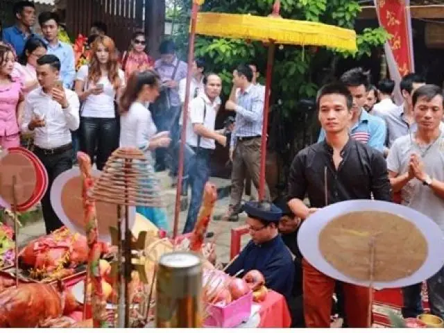 Cư Dân Mạng Ngạc Nhiên Thấy Lệ Rơi Đi Cúng Tổ Nghề