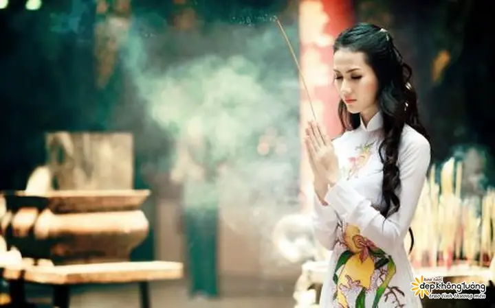 Ý Nghĩa Của Việc Dâng Hoa Cúng Phật: Công Đức Và Bài Học Từ Hương Hoa