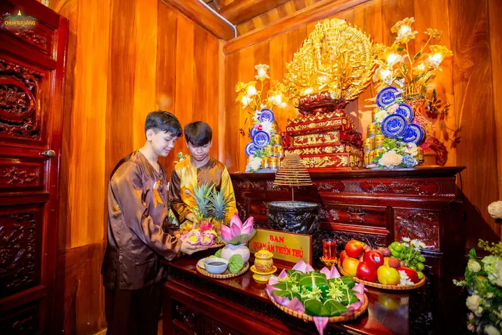 Tại Chùa, Các Bạn Trẻ Trong Clb La Hầu La Thành Kính Dâng Lễ Cúng Dường Tam Bảo