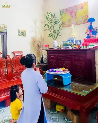 Các Phật Tử Dâng Lễ Cúng Tết Đoan Ngọ Tại Tư Gia