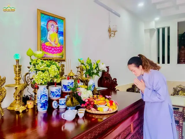 Phật Tử Thành Kính Dâng Cúng Phật Nhân Dịp Tết Đoan Ngọ