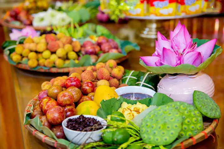 Mâm Cúng Tết Đoan Ngọ Được Bày Biện Đầy Đủ Các Món Ăn Truyền Thống Cùng Hoa Quả Đầu Mùa