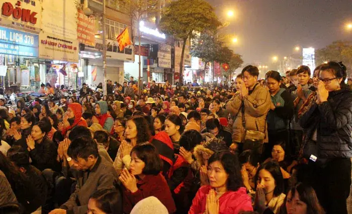 Đua Nhau Dâng Sao Giải Hạn: Tốn Tiền Và Cuồng Tín